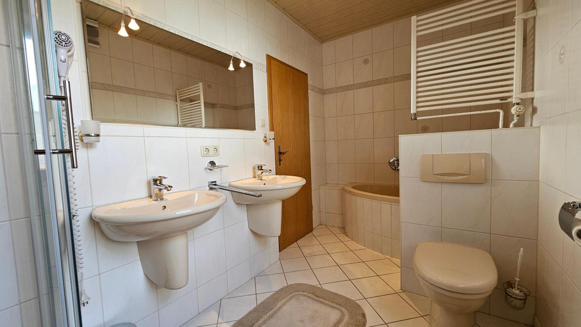 Pension Weisse Rose, Parkplatz, Fruehstueck, Wlan, Zentral Бад Елстер Екстериор снимка
